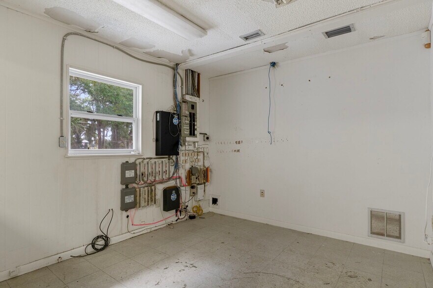 More Photos Of 377 Highway 40 W, Inglis Flex For Lease