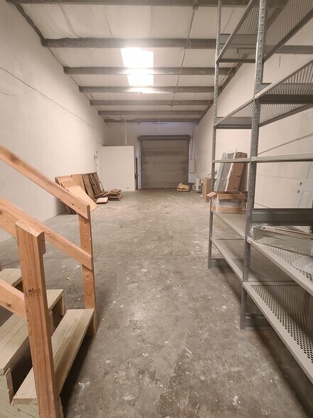 More Photos Of 5669-5681 70th Ave N, Pinellas Park Warehouse For Lease