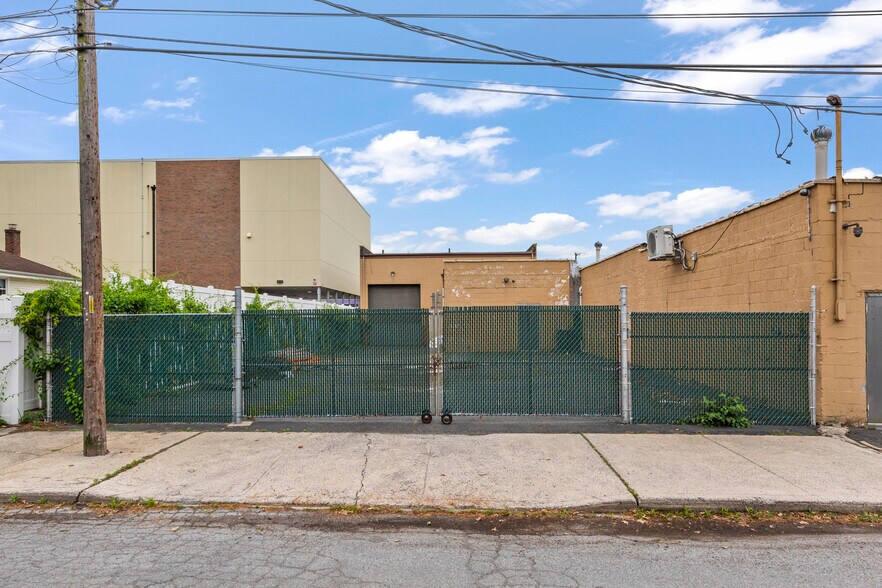 More Photos Of 625-633 W Merrick Rd, Valley Stream Warehouse For Lease