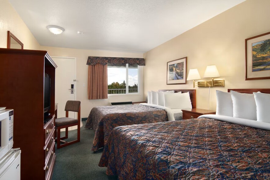 More Photos Of 101 Grove Pl, Drumheller Hotel For Sale