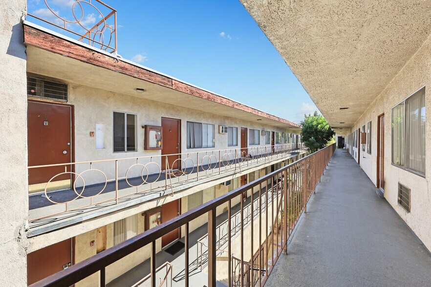 More Photos Of 332 Riverdale Dr, Glendale Apartments For Sale