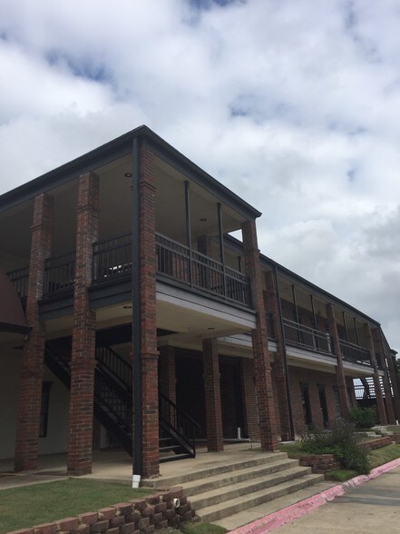 More Photos Of 337 Oaks Trl, Garland Office For Lease