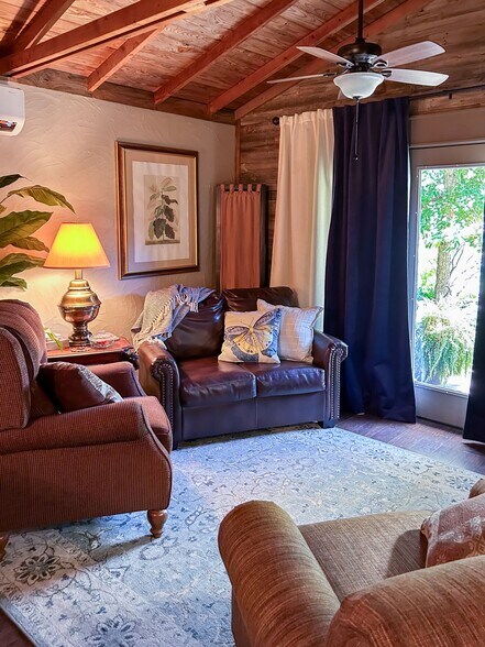 More Photos Of 504 Tivy St, Kerrville Flex For Sale