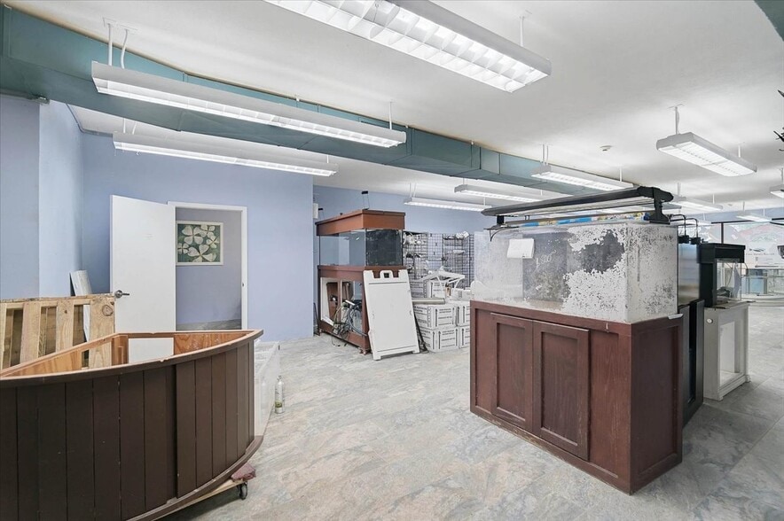 More Photos Of 2160 Gulf Gate Dr, Sarasota Storefront For Sale