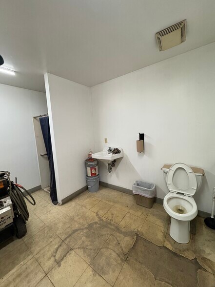 More Photos Of 30 Harris St, Putnam Warehouse For Lease