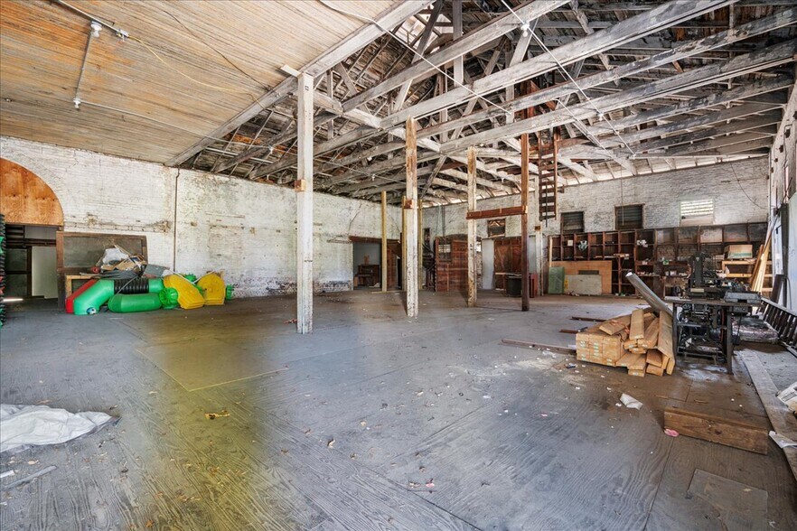 More Photos Of 710 SE 2nd St, Gainesville Warehouse For Lease