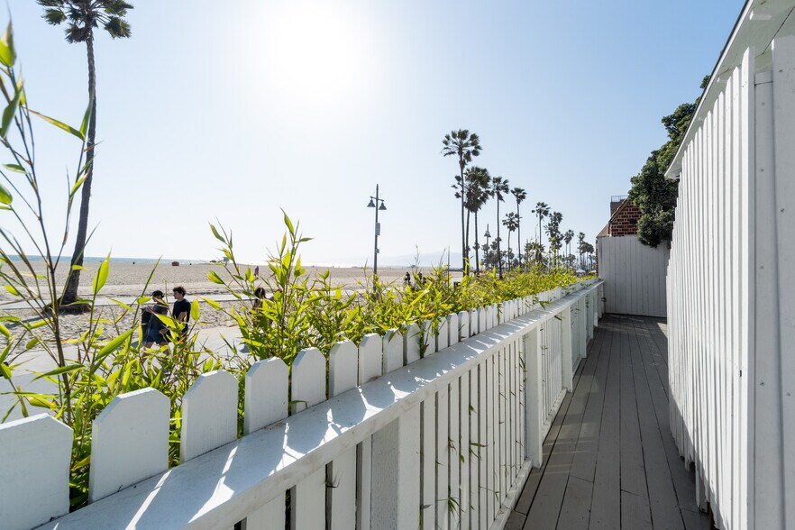 More Photos Of 523 Ocean Front Walk, Venice Storefront Retail Office For Lease