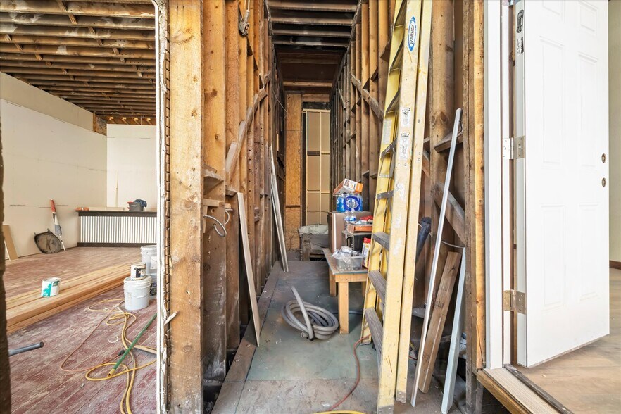 More Photos Of 310 Victor Ave, Victor General Retail For Sale