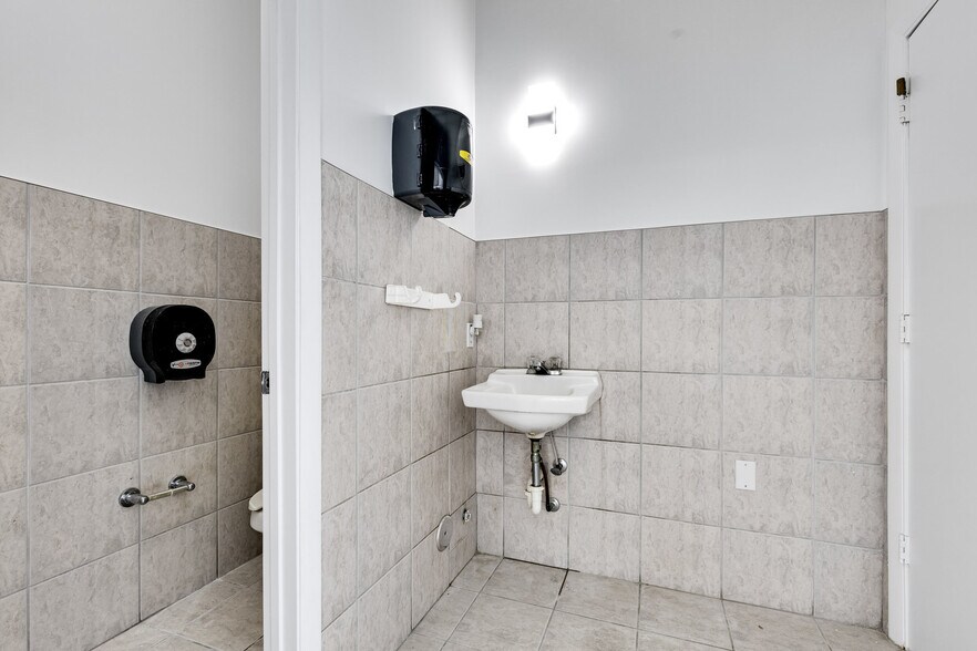 More Photos Of 2698 N University Dr, Fort Lauderdale Freestanding For Lease