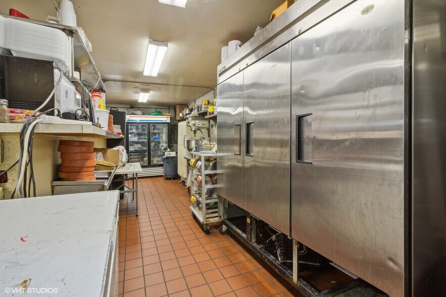 More Photos Of 309 E Walnut St, Oglesby Restaurant For Sale