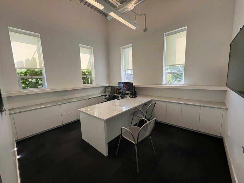 More Photos Of 2011 Austin Dr, Troy Warehouse For Lease
