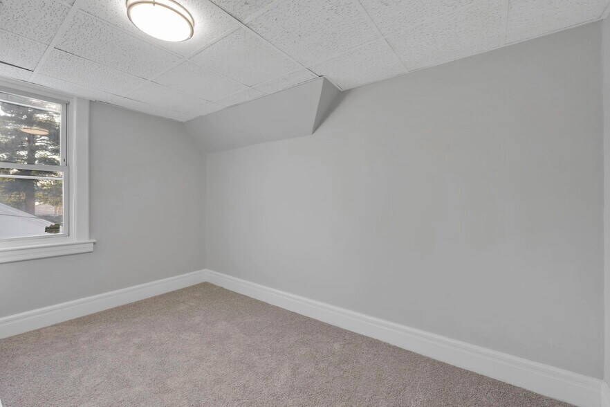 More Photos Of 142 Dickinson St, Springfield Flex For Sale