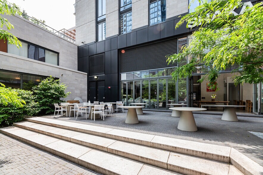 More Photos Of 1268 Rue Saint-Antoine O, Montréal Apartments For Sale