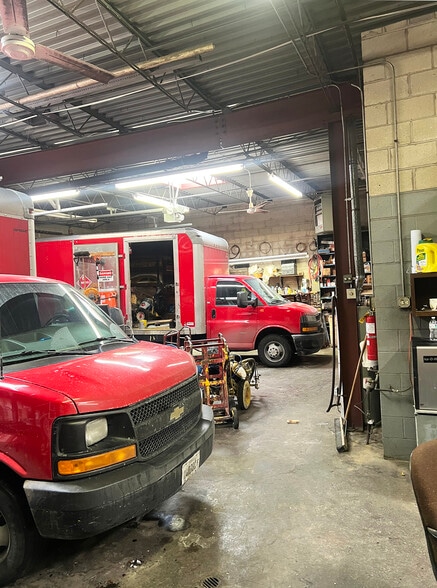 More Photos Of 240 E Hellen Rd, Palatine Flex For Sale