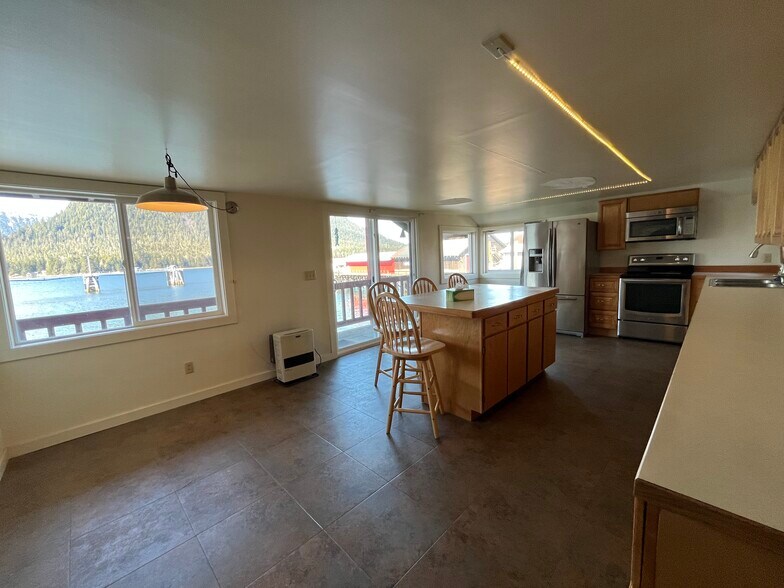 More Photos Of 1004 S Nordic Dr, Petersburg Hotel For Sale