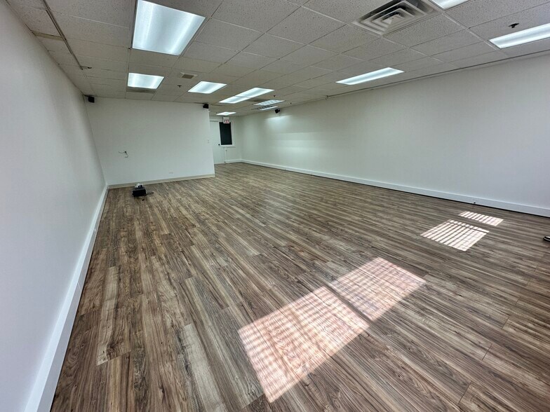 More Photos Of 1901 Raymond Dr, Northbrook Medical For Lease