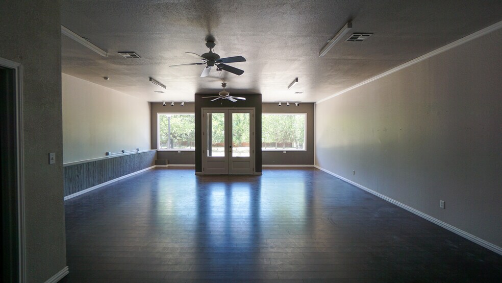 More Photos Of 805 N Main St, Salado Unknown For Lease