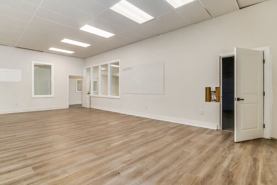 More Photos Of 3624 W Fairfield Dr, Pensacola General Retail For Lease