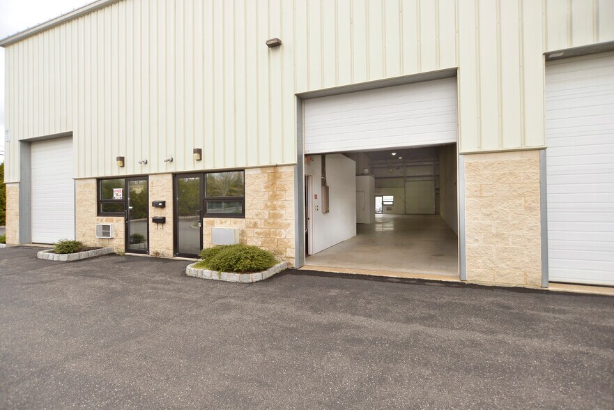 More Photos Of 331 Fairfield Rd, Freehold Service For Lease