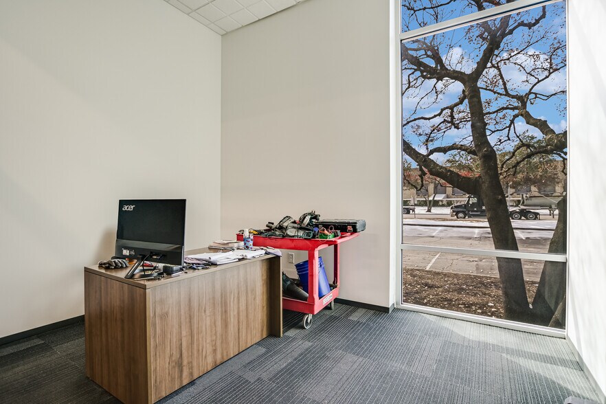 More Photos Of 10420 Metric Blvd, Austin Warehouse For Lease