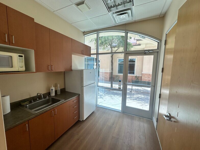 More Photos Of 15255 N 40th St, Phoenix Medical For Lease