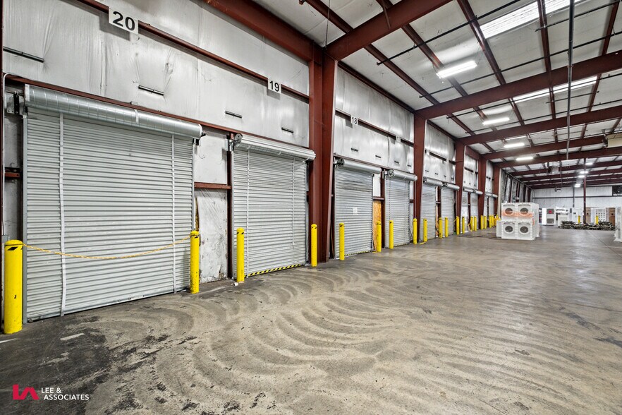 More Photos Of 309 Cash Memorial Blvd, Forest Park Distribution For Lease