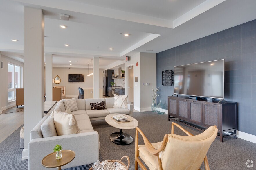 More Photos Of 1555 Ellinwood Ave, Des Plaines Apartments For Lease