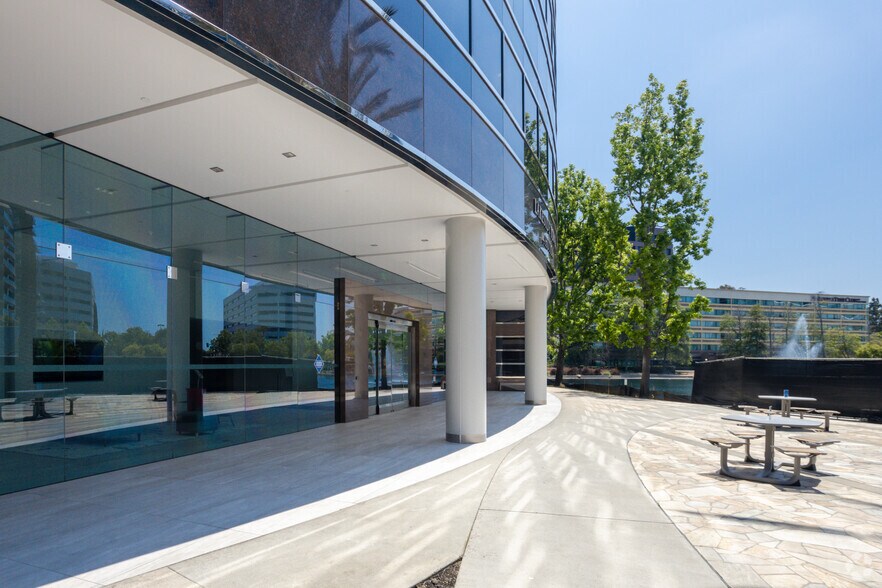 More Photos Of 4 Hutton Centre Dr, Santa Ana Serviced Offices For Lease