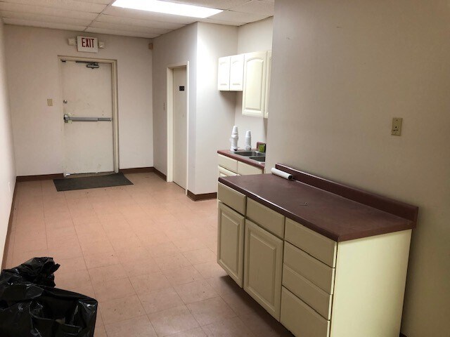 More Photos Of 6821 W 70th St, Shreveport Office For Sale