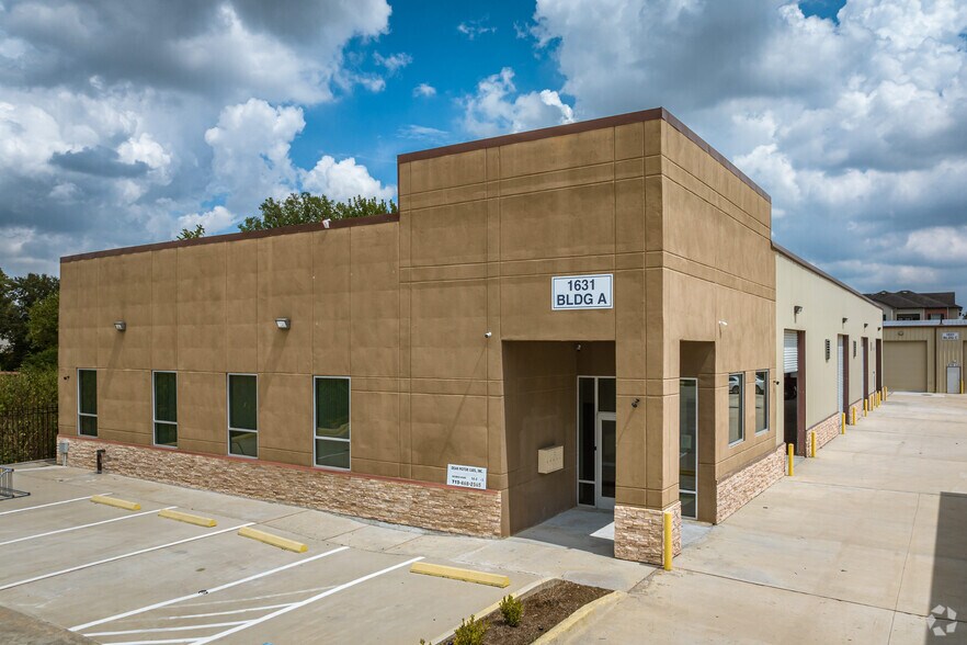More Photos Of 1631 Highway 6 S, Houston Warehouse For Lease