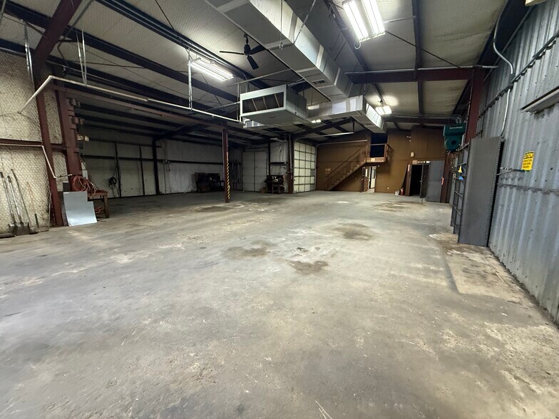 More Photos Of 7113 Chippewa Blvd, Houston Manufacturing For Sale