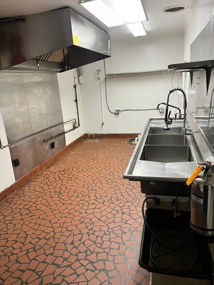 More Photos Of 612 Slater St, Kings Mountain Flex For Lease