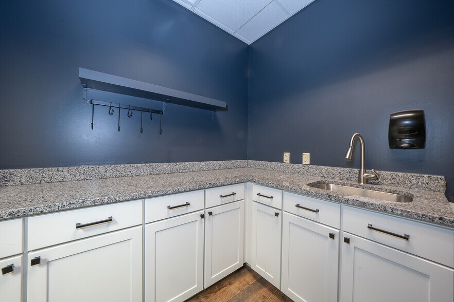 More Photos Of 9 Iron Bridge Dr, Collegeville Industrial For Sale