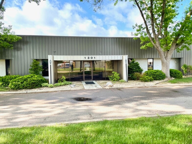 More Photos Of 1301 Cliff Rd E, Burnsville Showroom For Sale