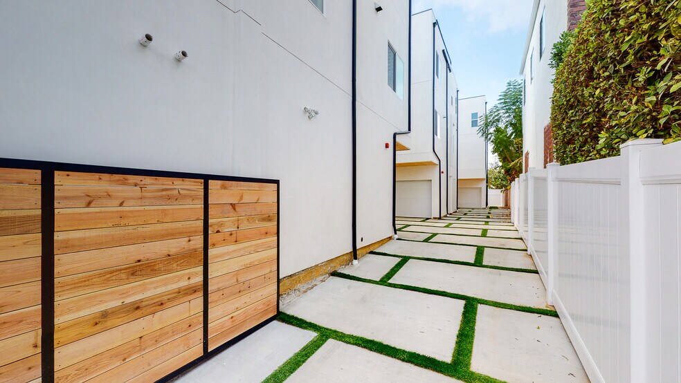 More Photos Of 525 N Normandie Ave, Los Angeles Apartments For Sale
