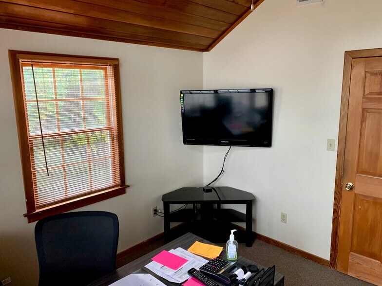 More Photos Of 91 Green St, Huntington Office Residential For Sale