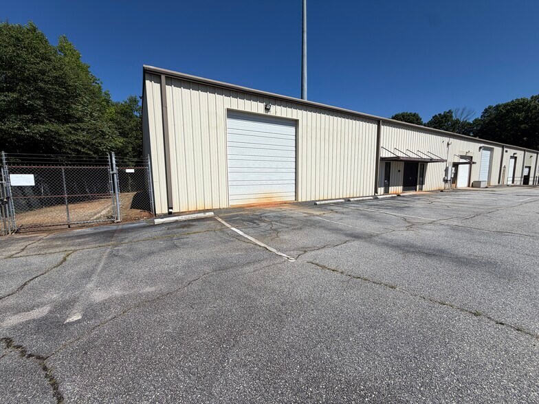 More Photos Of 5205 Old Buncombe Rd, Greenville Warehouse For Lease