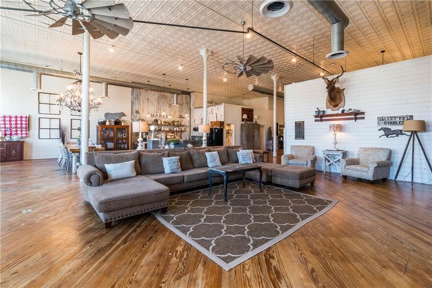 More Photos Of 306 W Main St, Denison Storefront For Sale