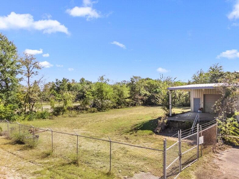 More Photos Of 3401 NNE Loop 323, Tyler Light Distribution For Sale