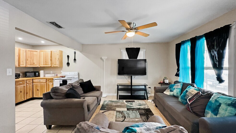 More Photos Of 300 S Cedar St, Crockett Apartments For Sale