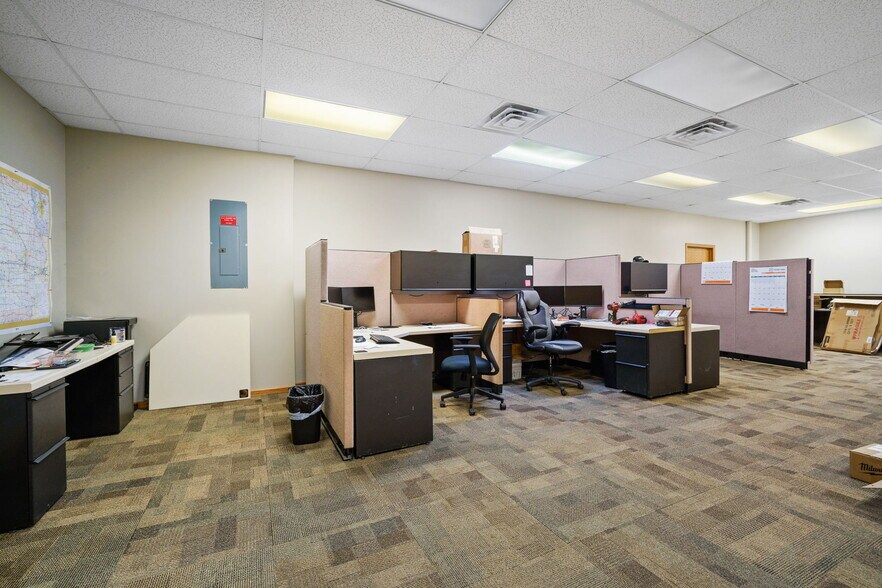 More Photos Of 1801 N 13th Ave E, Newton Flex For Lease