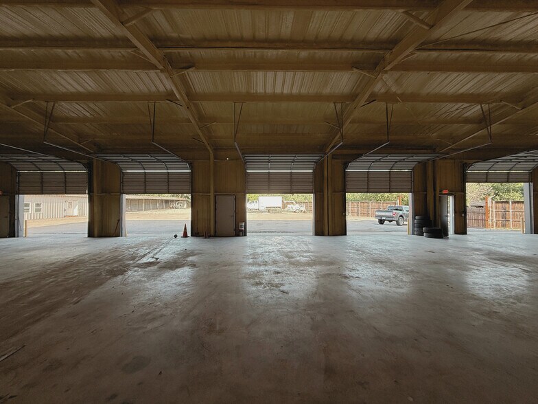 More Photos Of 708 E Hundley Dr, Lake Dallas Warehouse For Lease
