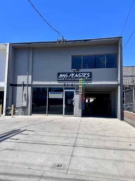 Primary Photo Of 14229 Oxnard St, Van Nuys Warehouse For Lease