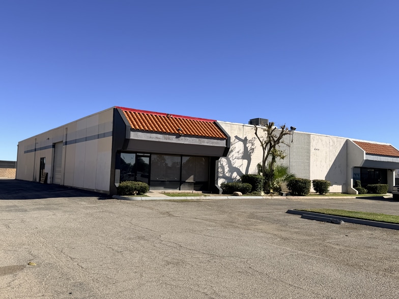 More Photos Of 43424 Copeland Cir, Lancaster Light Distribution For Lease