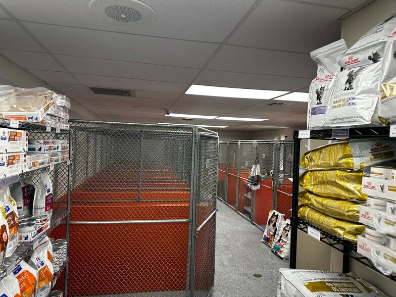 More Photos Of 714 60th St Ct E, Bradenton Veterinarian Kennel For Sale