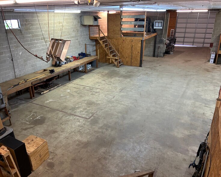 More Photos Of 515 S Noble St, Anniston Light Distribution For Sale