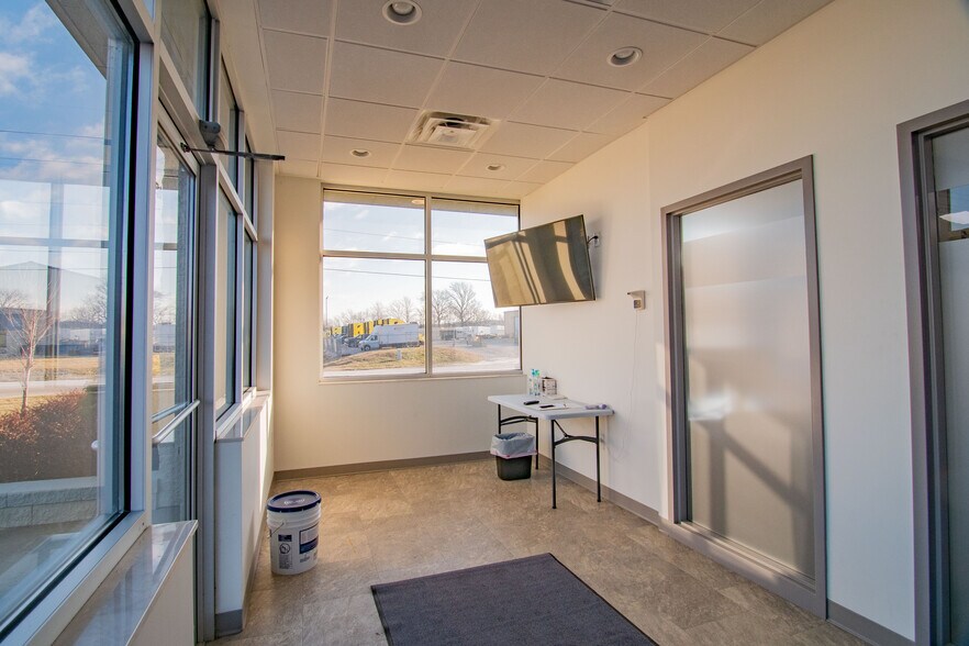 More Photos Of 371 Transpoint Dr, Dupo Warehouse For Lease