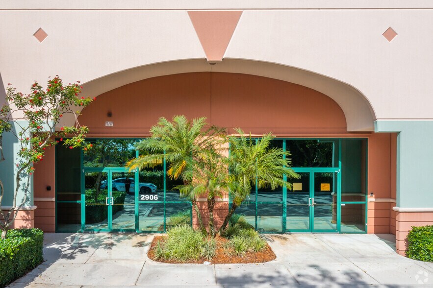 More Photos Of 2906-2990 Executive Way, Miramar Office For Lease