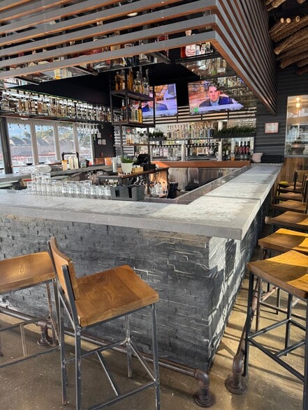 More Photos Of 15 Harbor Point Rd, Stamford Restaurant For Lease