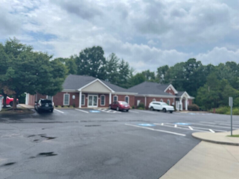 More Photos Of 662 Sango Rd, Clarksville Office For Lease